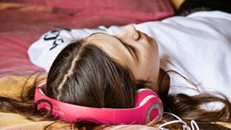 研究：睡觉也会余音缭绕 睡前听音乐影响睡眠