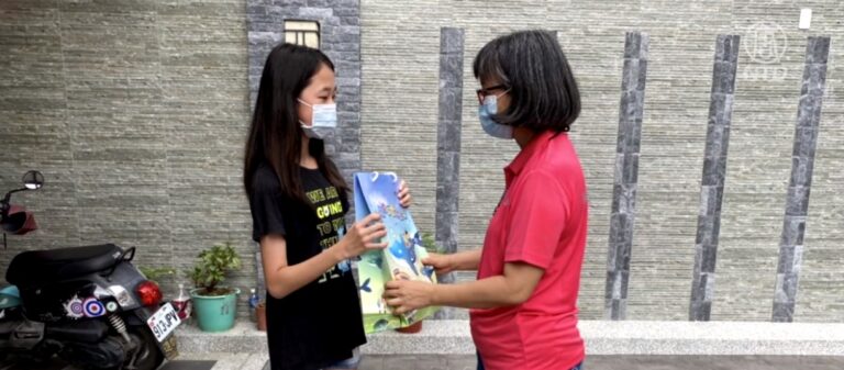 畢業證書宅配到府！老師化身外送員遞驚喜