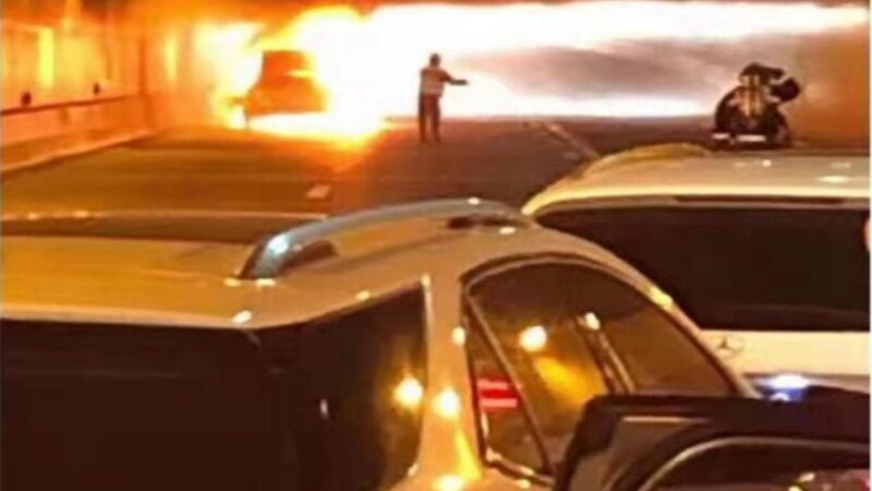 網曝上海隧道轎車起火 女子慘叫直至無聲 沒人敢救