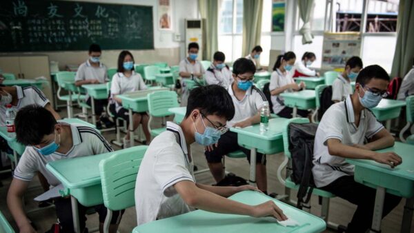 路透 为提高出生率中共将试行禁止假期补习 校外培训机构 学生补习班 中国出生率 新唐人中文电视台在线