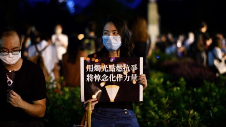 六四32週年香港如臨大敵 穿黑衣也讓港警害怕