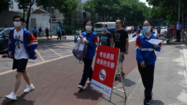 北京高考英语作文被指初中水平网民再轰考制不公 中国高考 北京市 中国特权 新唐人中文电视台在线