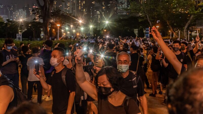 組圖：無懼港警鎮壓 六四燭光照亮香港