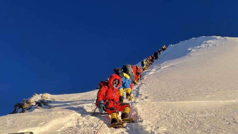 30多名中国登山客困尼泊尔 无法回国