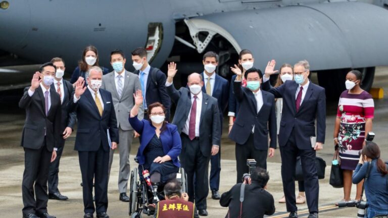 美國3議員乘軍機訪台並討論區域安全 小粉紅崩潰