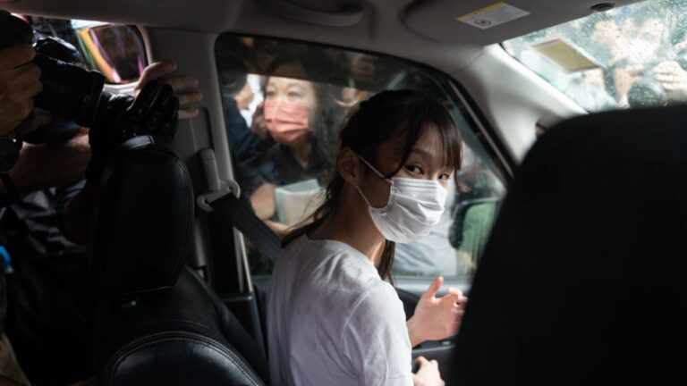 周庭今早出獄 支持者大喊加油(組圖)
