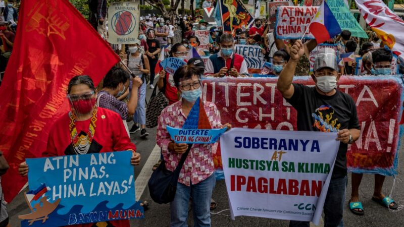 菲律賓千人包圍中使館 高喊：打倒帝國主義！