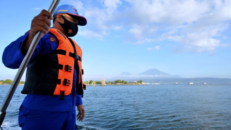 印尼渡轮疑船体破裂沉没 至少7死11失踪