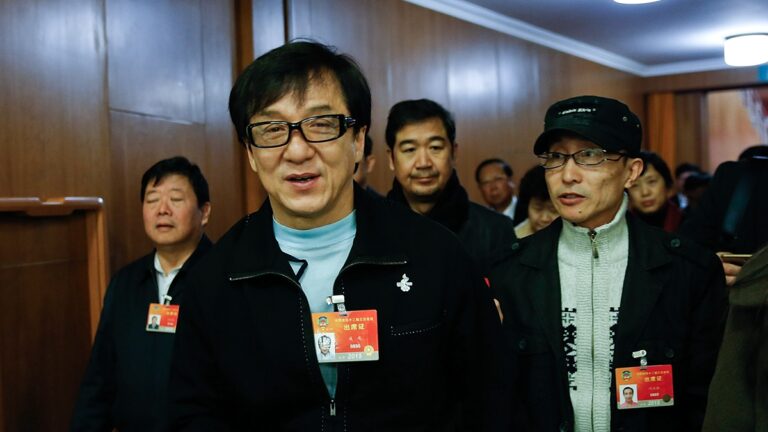 成龍出事？退出兩家大陸公司衝上熱搜