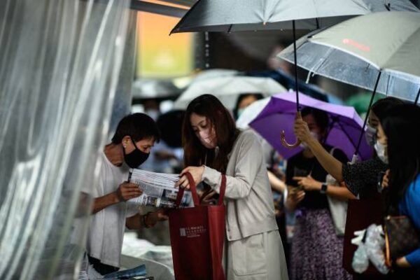 港人搶購蘋果日報 無聲抗爭感動中國人：了不起