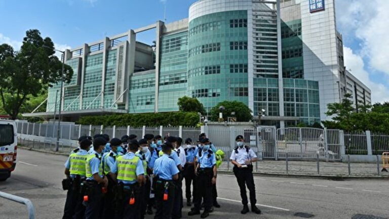【更新】500港警突襲蘋果拘5高層 凍結1800萬資金（組圖/視頻）