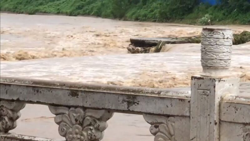 河北易县60年来最大洪水 山洪爆发冲断大桥
