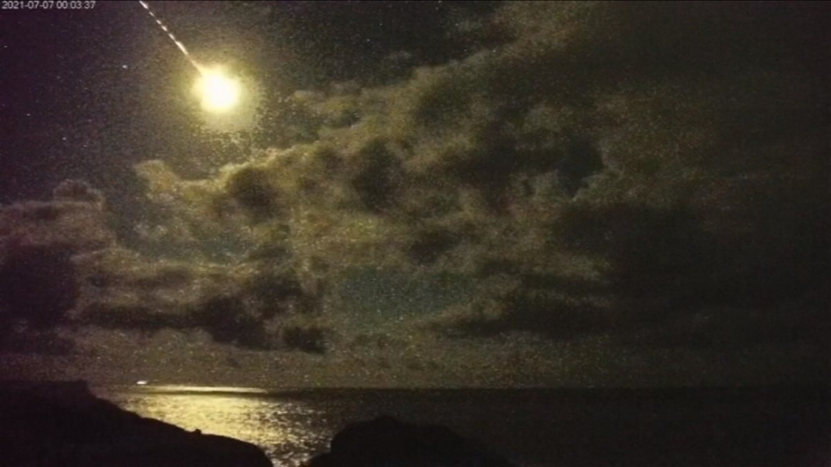 台灣東部7日凌晨夜空出現巨大隕石劃過天際場景,並伴隨巨大火光,閃爆照亮了太平洋海面。(截圖取自東管處即時影像攝影)