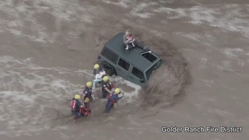 亞利桑那山洪爆發 父女三人被困洪水車頂