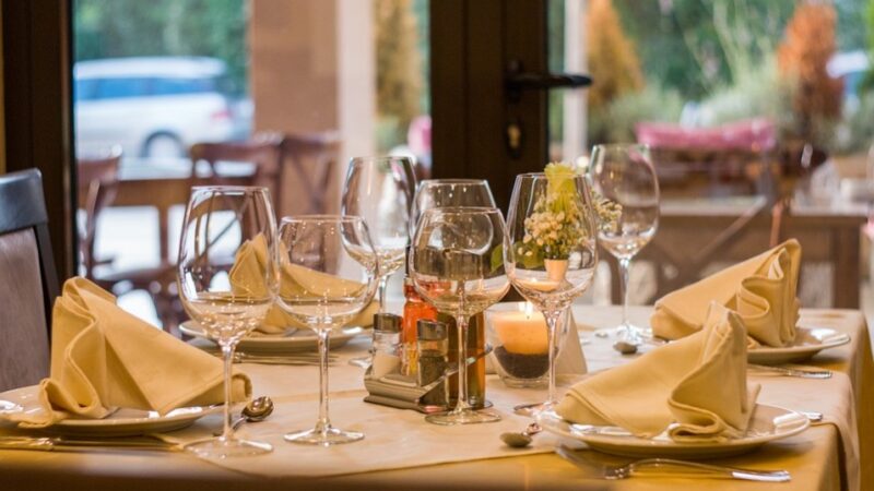5种方法教你布置简洁又时尚的晚餐聚会餐桌