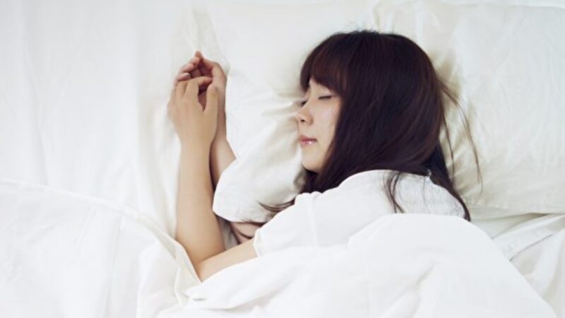 睡前1个最佳动作 放松全身筋膜、助入眠