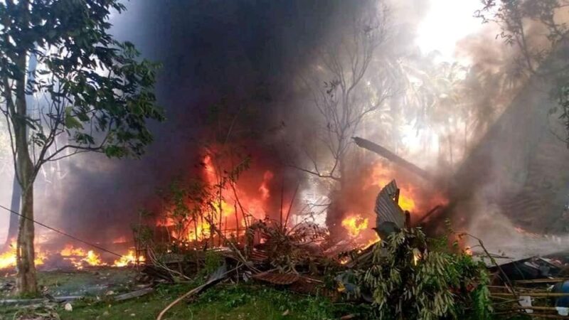 菲律宾军机冲出跑道坠毁 殃及地面共酿50死53伤