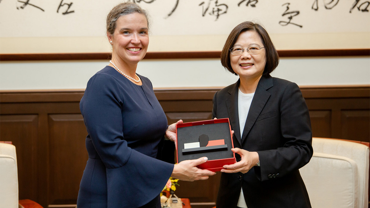2019年10月9日,台灣總統蔡英文接見美國國務院主管澳大利亞、新西蘭和太平洋島國事務的副助理國務卿孫曉雅(Sandra Odkirk)。(總統府/Flickr,CC BY 2.0)