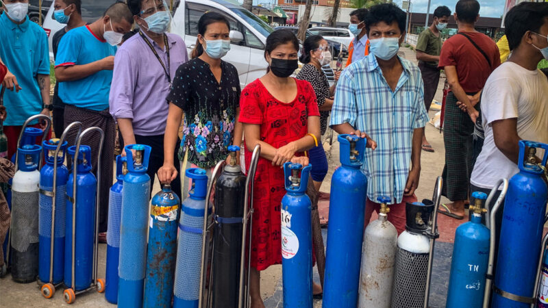 緬甸疫情嚴峻 軍方囤積氧氣自保 居民購買遭槍擊