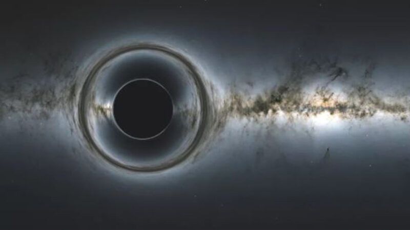 愛因斯坦預測靈驗？天文學家首次發現黑洞背後之光