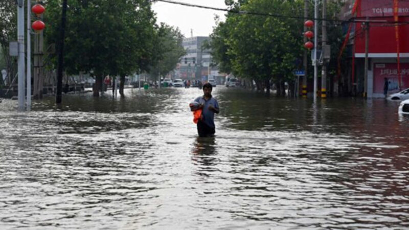 河南新乡大量房屋被淹没 养老院上百名老人被困