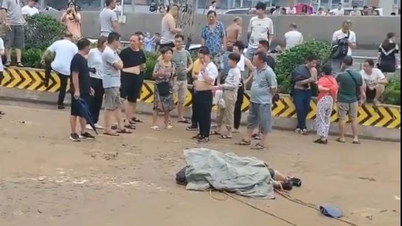 郑州京广路隧道数百辆车被淹没 打捞尸体视频曝光