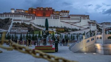 中国遭洪灾疫情夹击 习近平突访拉萨引猜测