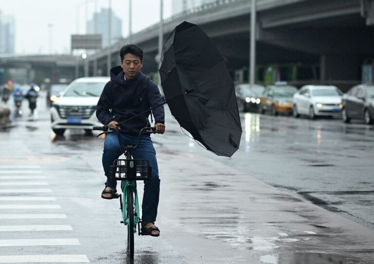 雷暴大風冰雹齊發 中國多地城淹路斷人失蹤(視頻)