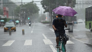 中国多省暴雨 一天取消4432架航班 北京发两预警