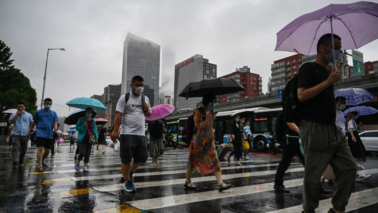 北京暴雨資料圖。(GREG BAKER/AFP via Getty Images)