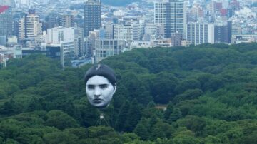 东京奥运临近 赛场上空浮现巨型人脸