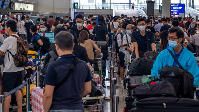 【今日點擊】英國BNO特許入境到期 港人塞爆機場飛往英國