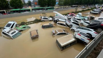 屍橫馬路 鄭州洪水後汽車堆積隧道「車裡都有人」