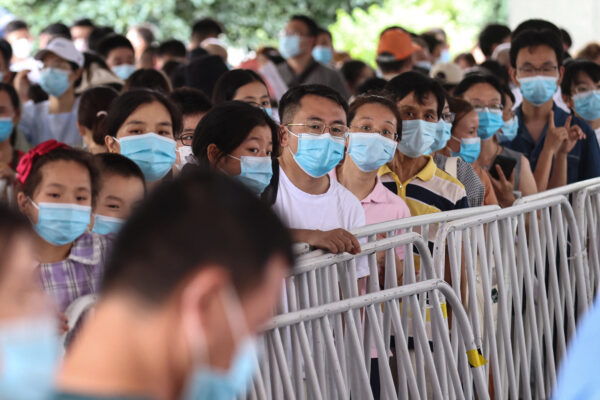 图为7月21日，南京市民排队做核酸检测。（STR/AFP via Getty Images）