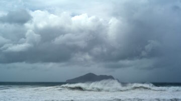 台风“烟花”路径大转弯 直扑浙江上海登陆