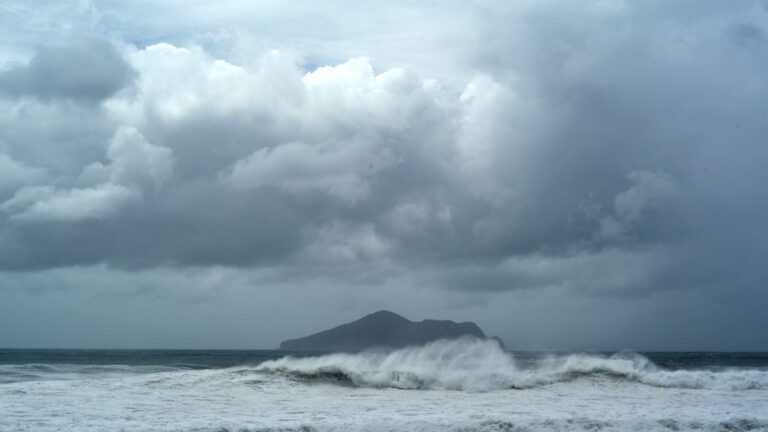 颱風「烟花」路徑大轉彎 直撲浙江上海登陸