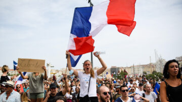 法国扩大疫苗护照限制 16万民众上街抗议