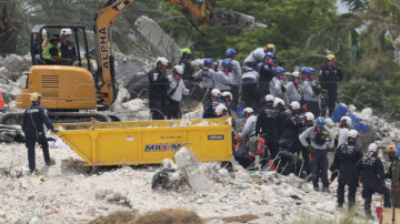 佛州残存公寓楼爆破拆除 死亡升至27人 115人失踨