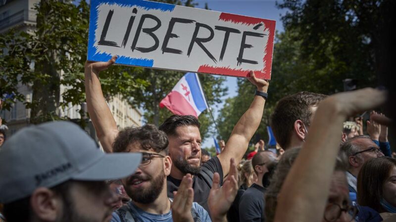 法国强制打疫苗 11万人上街抗议