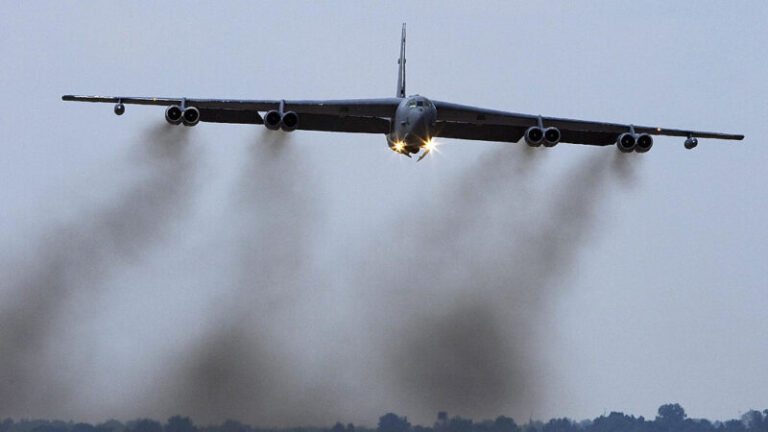 劍指中共 美B-52H轟炸機進駐關島