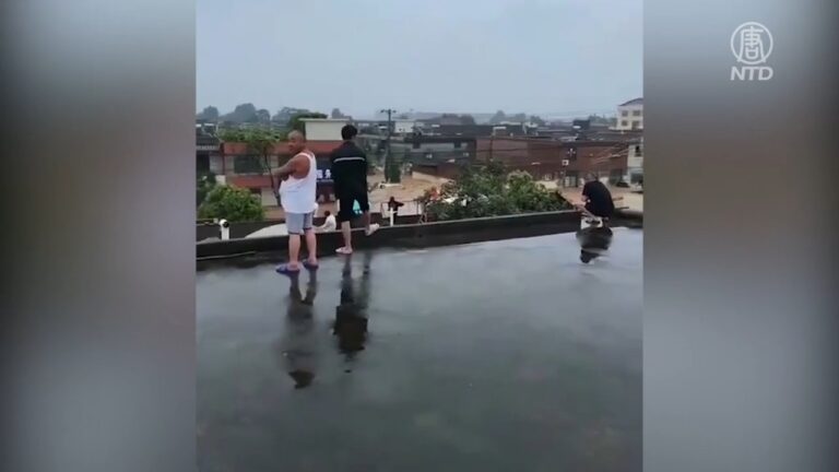 河南新鄉多村水淹兩米 民眾兩天兩夜困屋頂