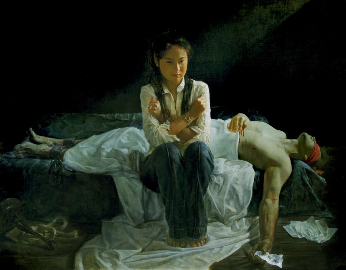 油畫《蒙難在中原》。一位悲痛的妻子坐在丈夫的屍身前。她交叉雙臂,以示力量和韌性。她受折磨的丈夫堅持他的信仰,直到生命的最後一刻。他手裡拿著中共用來讓法輪功學員放棄信仰的洗腦文件。 (《「真善忍」國際美展》作品)