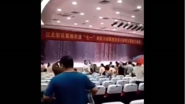 暴雨之下 南京江北區政府禮堂秒變「水簾洞」(視頻)