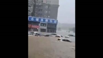 郑州暴雨创纪录 全城变汪洋 地铁内水没胸(多视频)