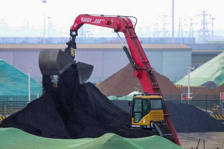 鋼廠限產 需求減弱 鐵礦石價格暴跌40%