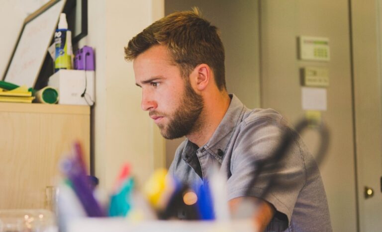久坐太傷頸椎 「頸椎保健操」7招防病