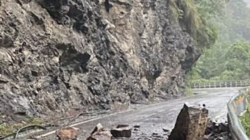 台灣東部地震和雨勢不斷 南橫多處落石