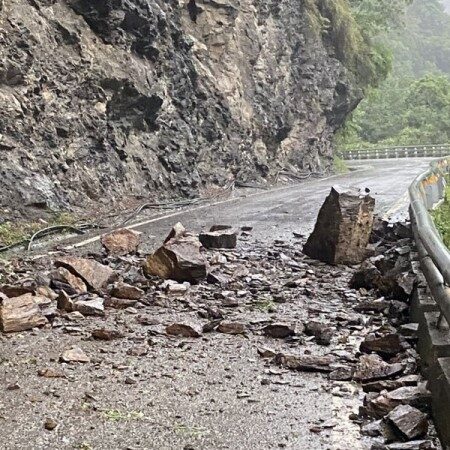 台湾东部地震和雨势不断 南横多处落石