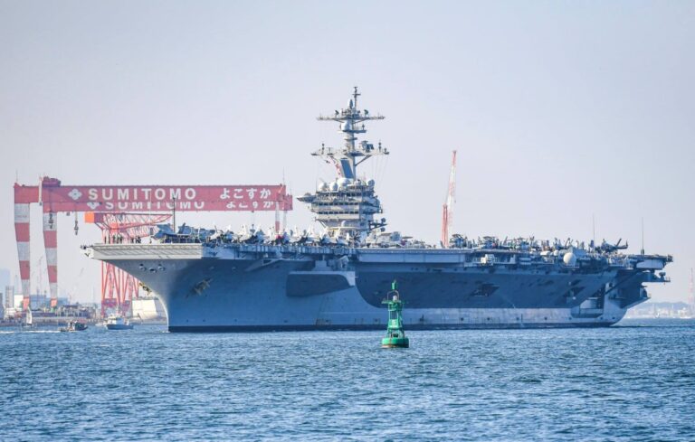 牽制中共 睽違18年美航母卡爾文森號泊靠橫須賀