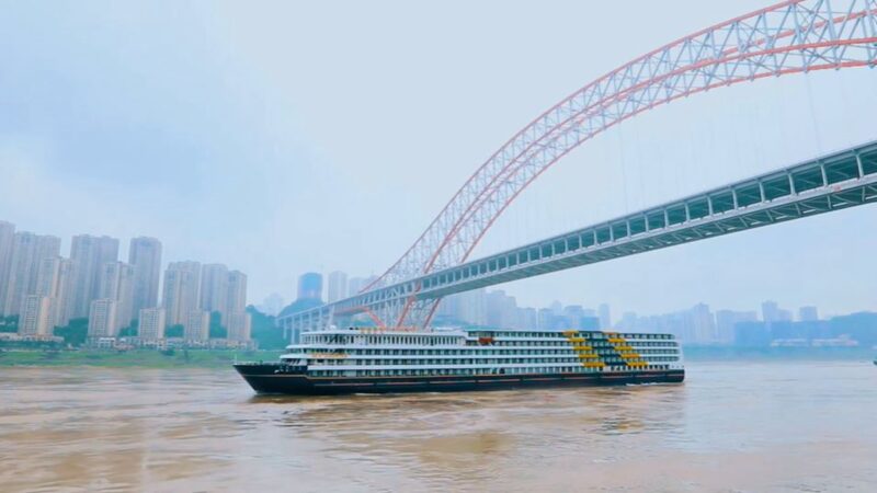 一艘遊輪在長江「流浪」 因疫情無法靠岸